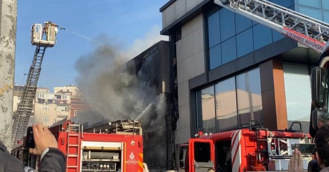 Sultangazi’de avize deposu alev alev yandı