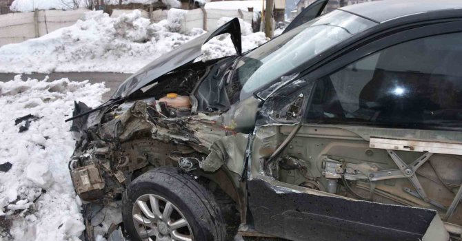 Bingöl’de tren otomobile çarptı, faciadan dönüldü