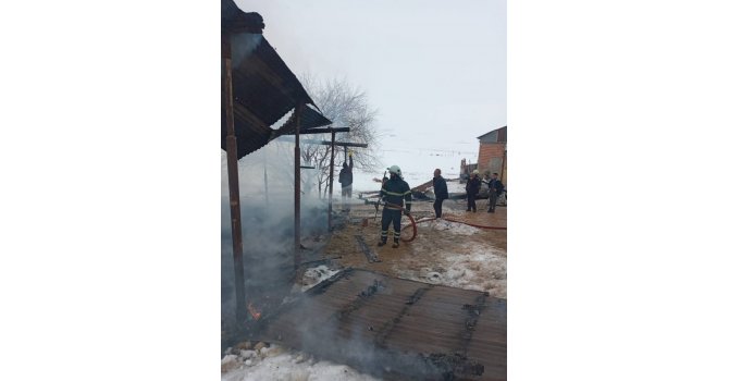 Bayburt’ta ahırda çıkan yangında köpek yavruları ve tonlarca ot yandı