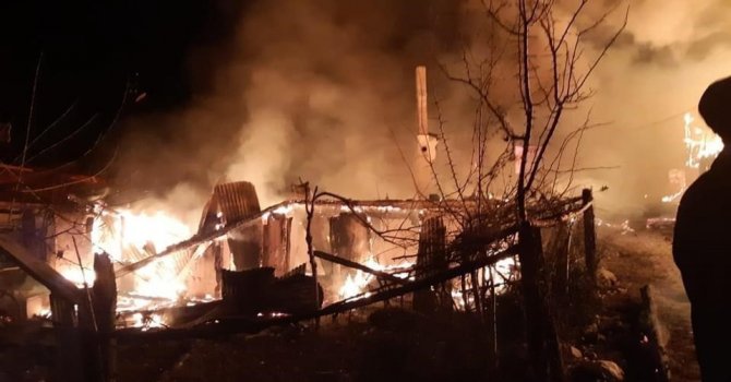 Bolu’da bitişik haldeki 5 ev yandı