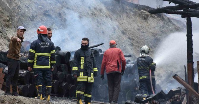 Alevlere teslim olan iki katlı bina küle döndü