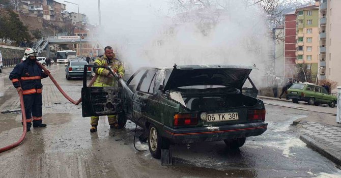 Gümüşhane’de park halindeki LPG’li otomobil yandı