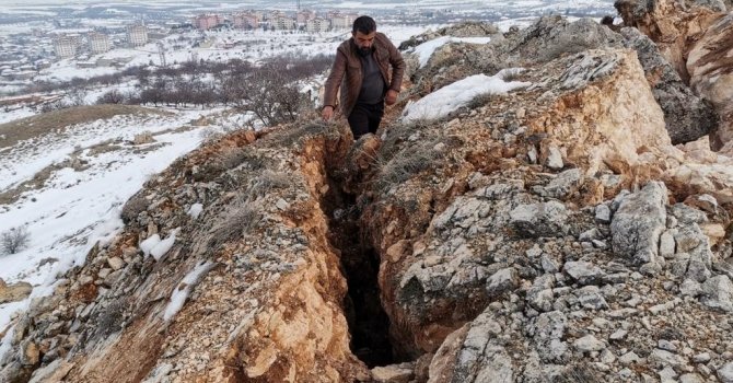 Malatya’da korkunç manzara: Deprem dağı ikiye böldü