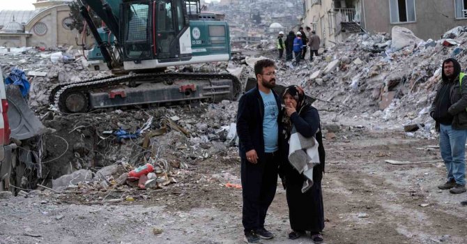 Depremde değil enkaz başında öldü