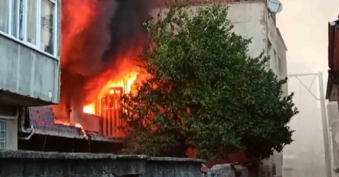 Evde çıkan yangında 2 kişi yaralandı