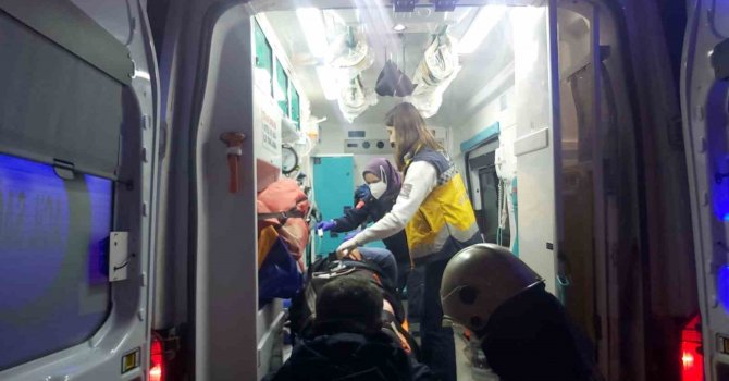 Ters yöne girip karşıdan gelen araçla çarpıştı: 5 yaralı