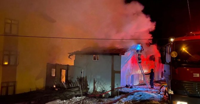 Kızılcahamam’da yangın paniği: Ahşap evler küle döndü