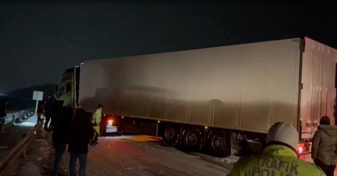 Ardahan’da kar yağışı nedeniyle kayan tır yolu kapattı