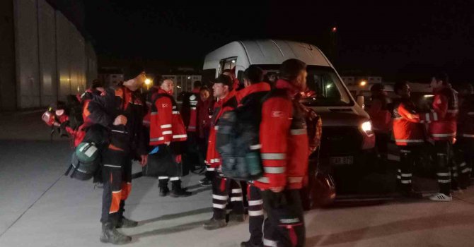 Hatay’daki arama kurtarma çalışmalarına katılan 32 itfaiyeci İstanbul’a döndü