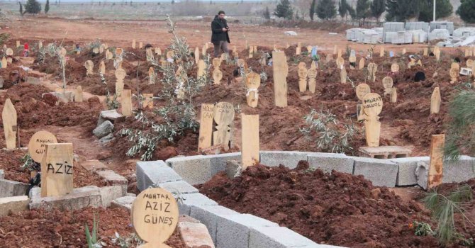 Yarım kalan hikayeler mezarlara yansıdı: Depremde ölenlerin mezarları yürekleri burktu