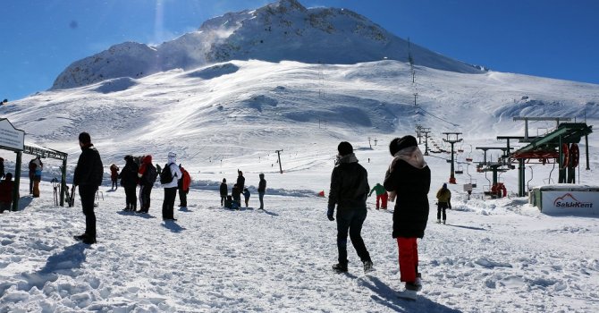 Antalyalılar karla buluşuyor