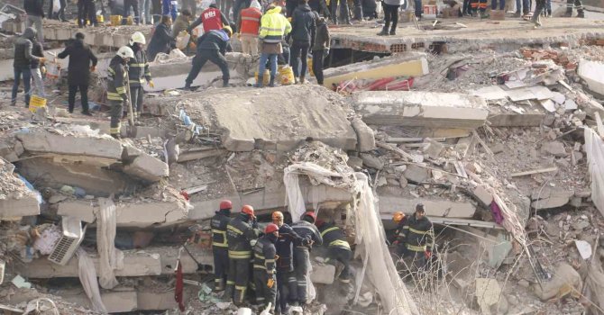 Serin-2 Apartmanı önce çatırdadı, sonra toz dumanına gömüldü