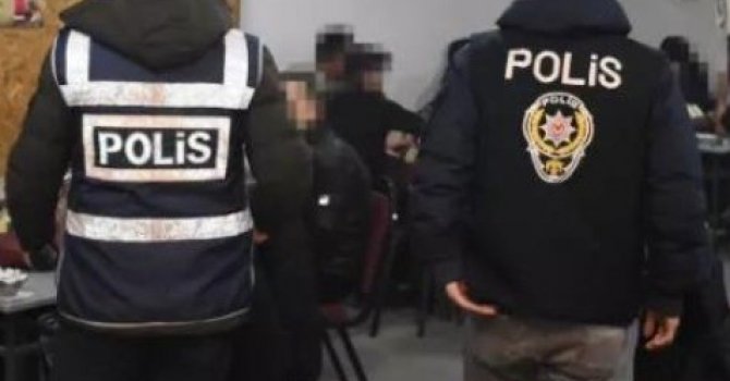 Kıraathanede kumar oynarken yakalandılar