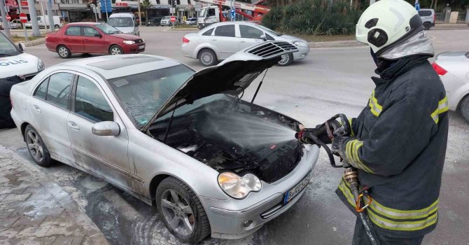Seyir halindeki otomobilde yangın çıktı
