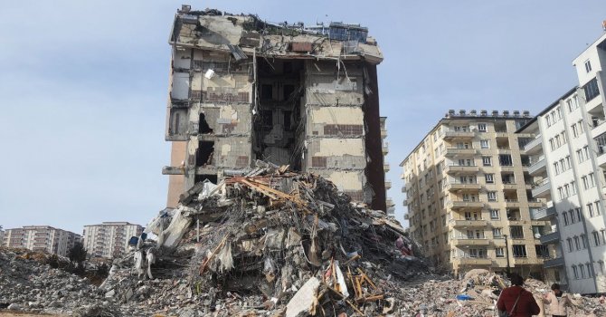 Yengesi secde eder halde enkazdan çıkarıldı