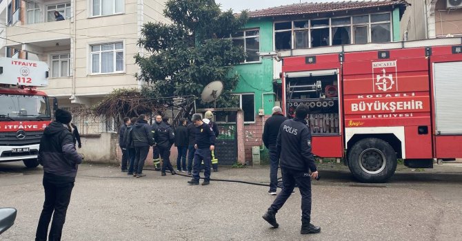 Yangına camları kırarak müdahale ettiler