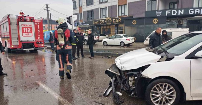 İtfaiyeye çarpan aracı sırtlarında tüplerle ittiler