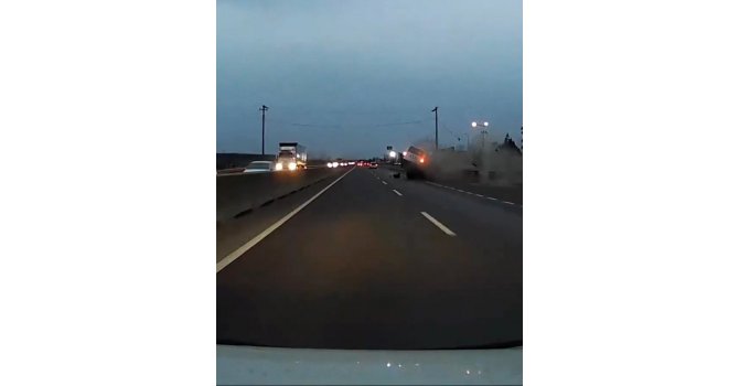 Kaza anı araç kamerasına saniye saniye yansıdı