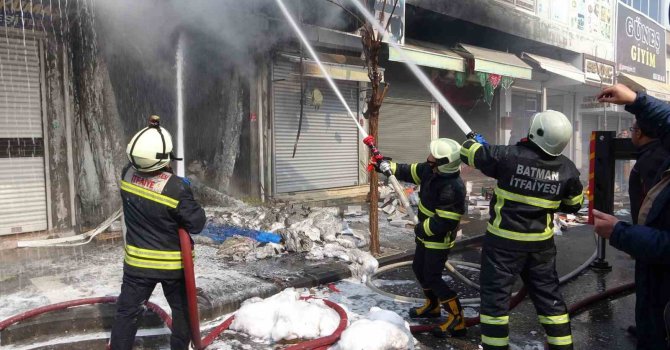 Batman’da sünger ve yün satan iş yeri yangında kullanılamaz hale geldi