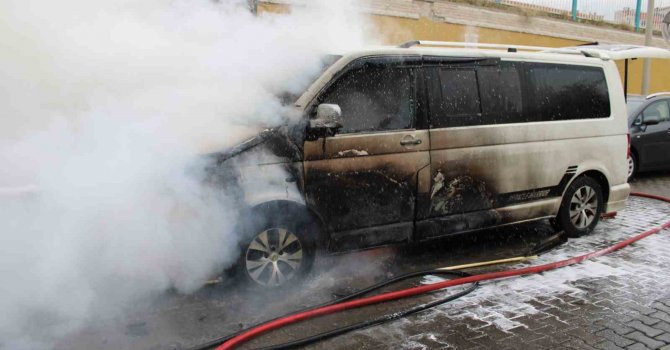 Seyir halindeki ticari araç, alev topuna döndü