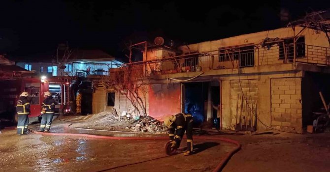 Burdur’da biri metruk 2 ev yangında kullanılamaz hale geldi