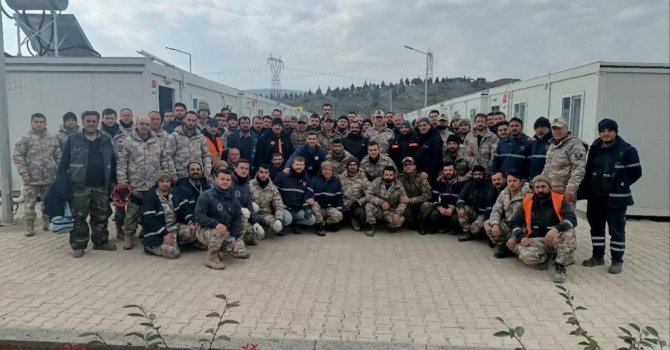 258’inci saatte Neslihan Kılıç’ı sağ kurtaran Hava İkmal personeli, çalışmalara devam ediyor