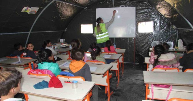 Deprem bölgesinde eğitim çadırda başladı