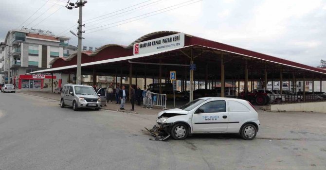 Hafif ticari araç ile otomobil çarpıştı: 1 yaralı