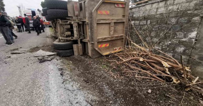 Koçarlı’da hafriyat kamyonu devrildi