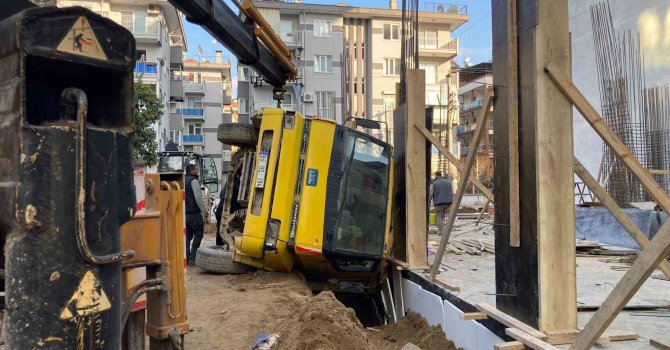 Yük boşaltan kamyon devrildi: 1 yaralı