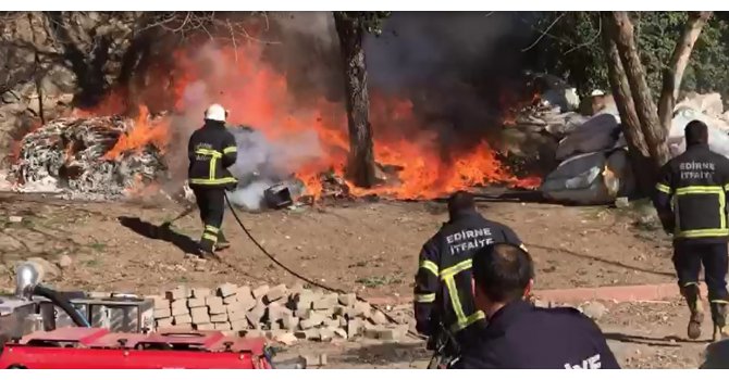 Üç gündür sokak sokak gezerek bin bir emekle topladığı hurdalar küle döndü