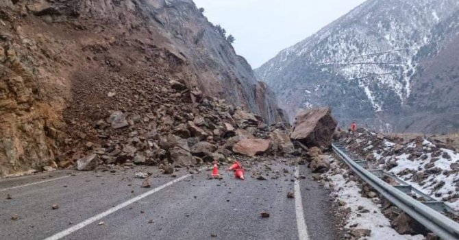 Aynı güzergahta 1 saat arayla yaşanan ikinci heyelan kamerada