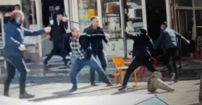 Şanlıurfa’da 8 kişinin yaralandığı taşlı sopalı kavga kamerada