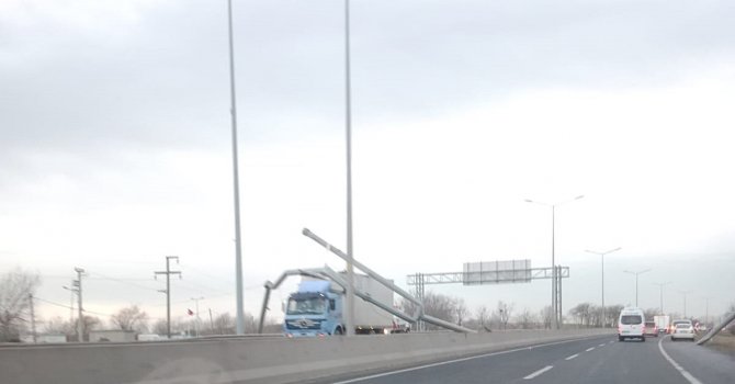 Damperi açılan kamyon direği devirdi