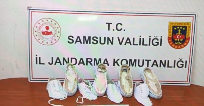 Kargoyla gönderilen ayakkabıların tabanına gizlenmiş 1 kilo 450 gram uyuşturucu ele geçirildi