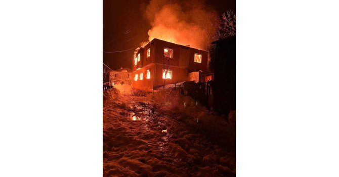 Kastamonu’da iki katlı ev alevlere teslim oldu