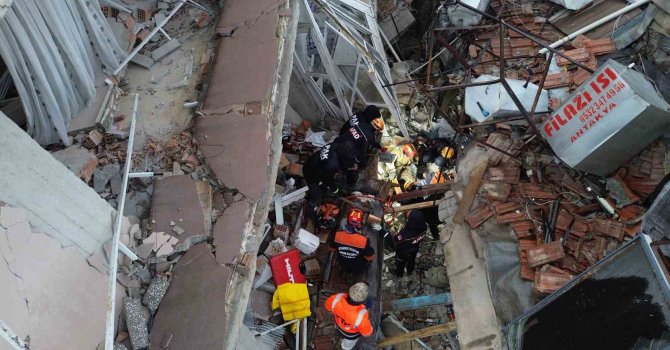 Hatay’da yaşanan 6.4’lük depremin ardından enkaz alanı günün ilk ışıklarıyla havadan görüntülendi