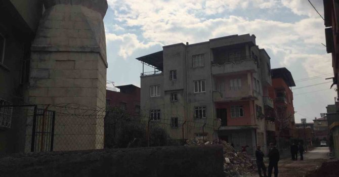 Kontrollü yıkılan minare 3 katlı evin üzerine düştü