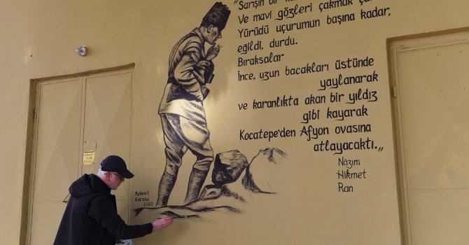 Nazım Hikmet dizelerini trafoya çizdiler