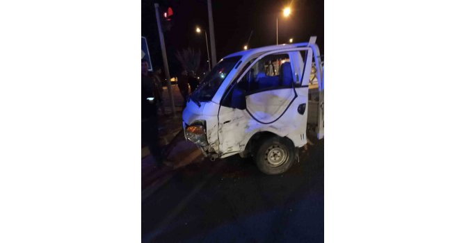 Gazipaşa’da otomobille kamyonet çarpıştı: 4 yaralı