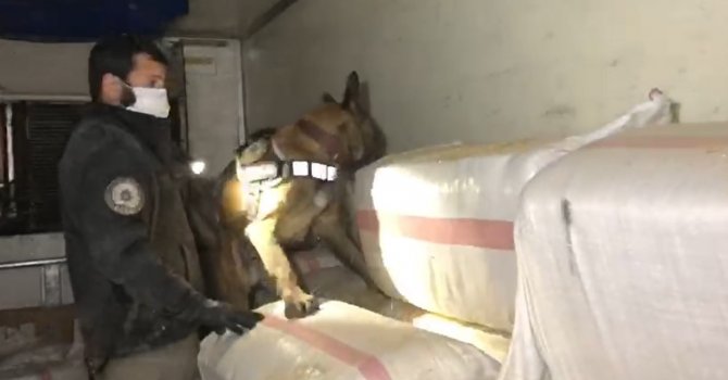 TEM’de durdurulan saman yüklü tırdan 99 kilo eroin çıktı