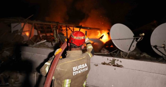 Enkazda çıkan yangını Bursa itfaiyesi söndürdü
