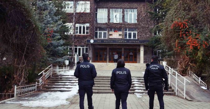 Polis ekiplerinden okul çevrelerinde denetim