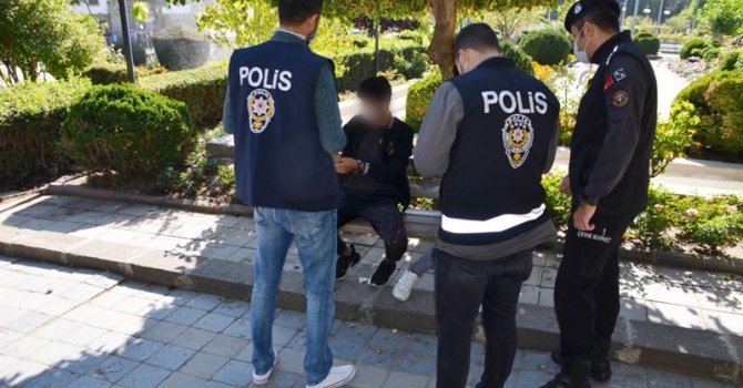 Üzerinden çok sayıda kimlik ve telefon çıktı