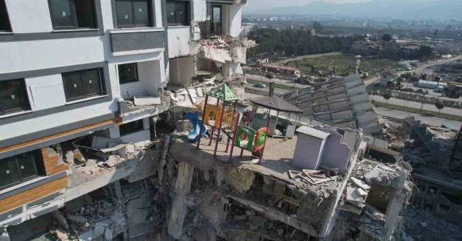 Yıkılan binada havuz yapılacağı gerekçesiyle kolon kesildiği iddiası