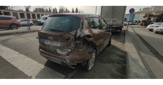 Başakşehir’de direksiyon hakimiyetini kaybeden sürücü park halindeki araca çarptı