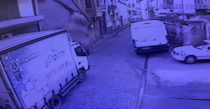 Fatih’te metruk binanın çöktüğü anlar kameraya yansıdı