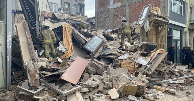 Fatih’te 2 katlı metruk bina çöktü