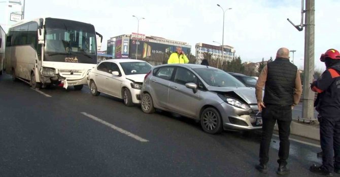D-100 Karayolu 9 aracın karıştığı zincirleme kazada iki kişi yaralandı