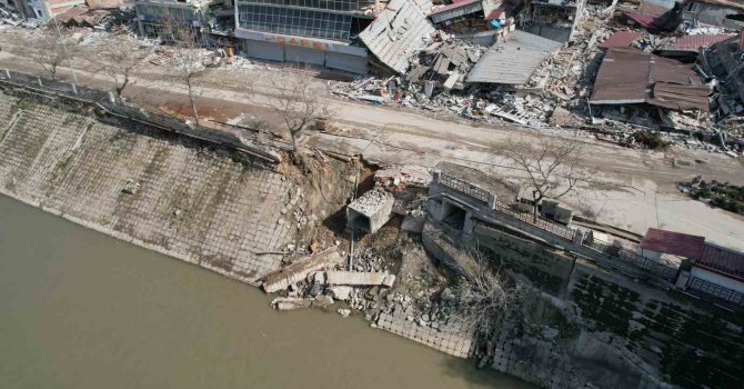 Hatay’da Asi Nehri’nin bazı kısımlarında çökme meydana geldi